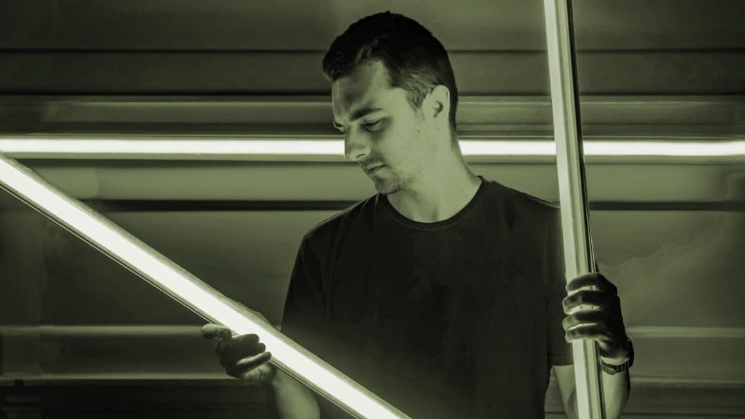 Mann mit LED Röhren
