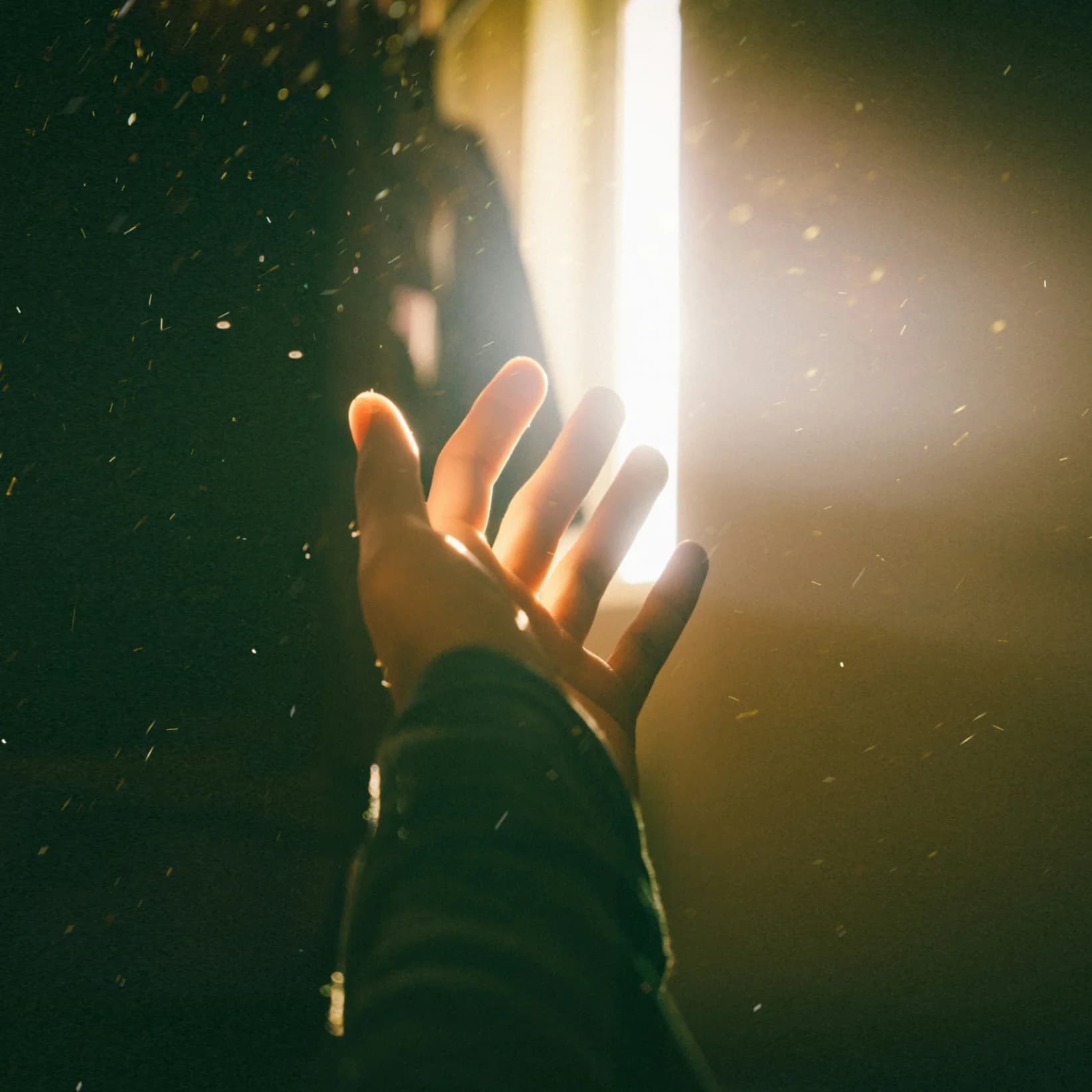 Hand gestreckt Richtung Licht