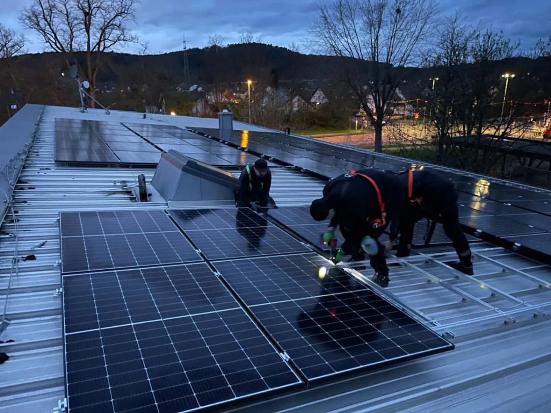 Solarmontage bei Dämmerung