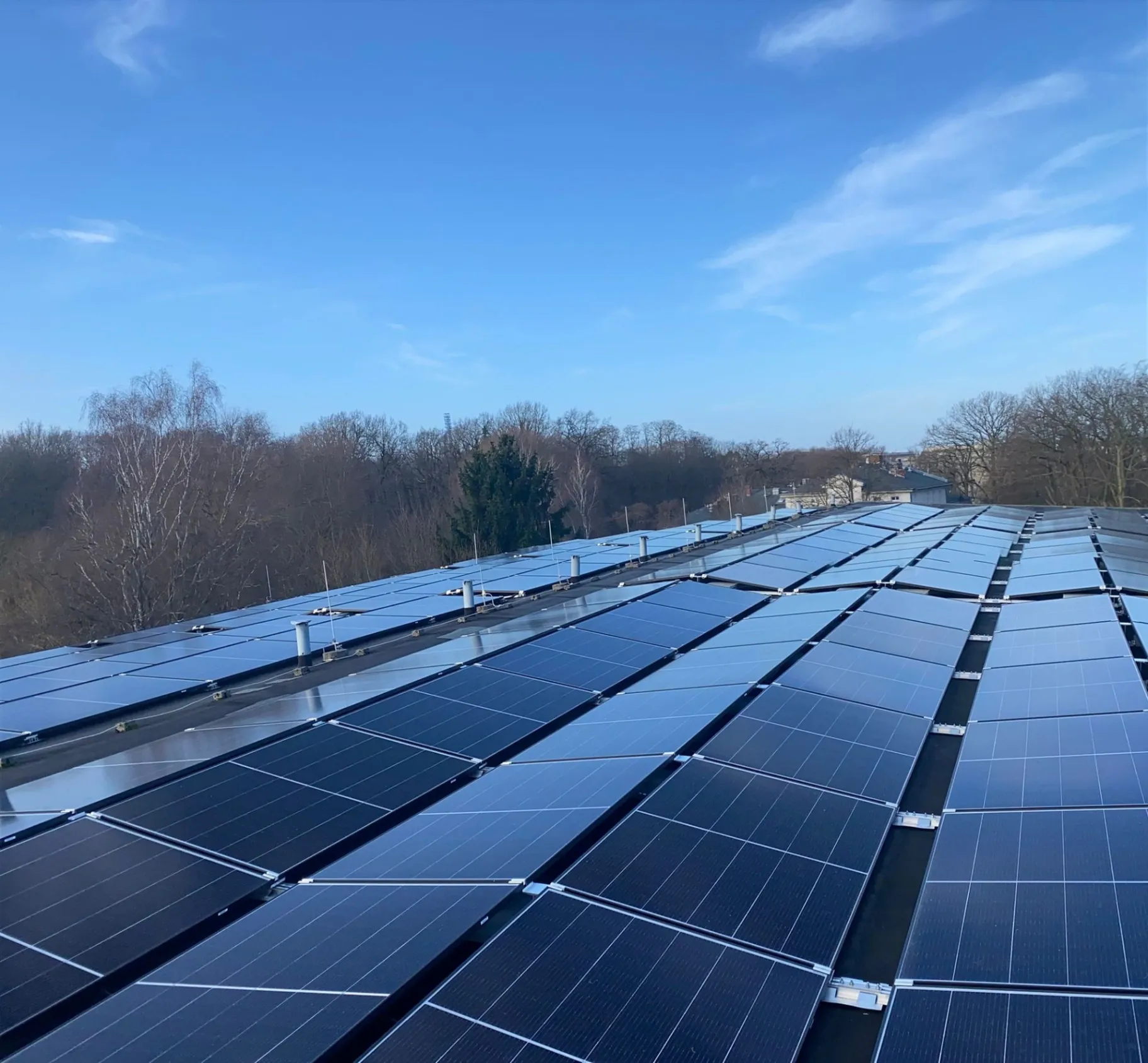 großes Flachdach mit Solaranlage