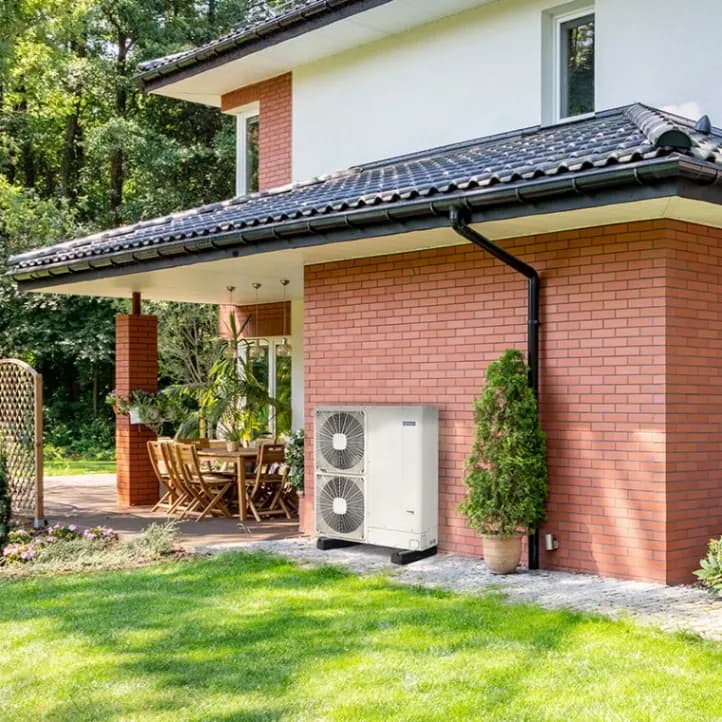 Wärmepumpen-Außengerät am Haus